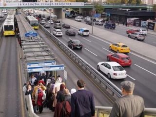 Turnike önünde bekliyorlar! 5 bin TL kazanıyorlar