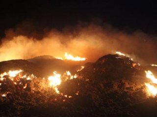 Denizli'de molozların döküldüğü alanda yangın