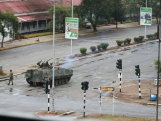 Zimbabve'de darbe oldu! Mugabe gözaltında