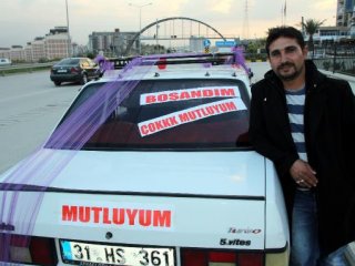 Eşinden boşandı, şehirde 'çok mutluyum' turu attı