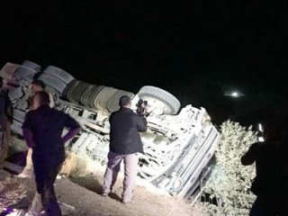 Irak’a yardım malzemesi taşıyan AFAD tırı devrildi