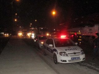 İhbara giden polislere otomobil çarptı: 2 yaralı