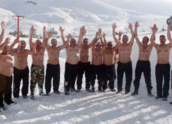 Eksi 10 derecede kar banyosu yaptılar!