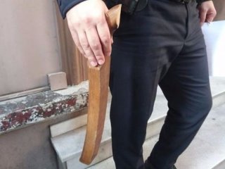 Banka şubesine sandalye bacağıyla saldırı