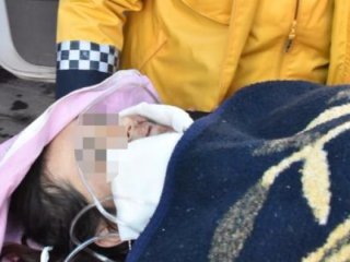 Karısının yüzüne bıçakla çarpı işareti attı!