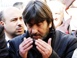 Skandal sözlerin ardından mezarına gidip dua etti!