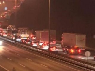 Gece yarısı TEM'i kilitleyen kaza!