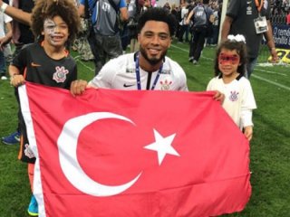 Şampiyonluğu Türk bayrağıyla kutladı
