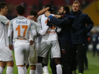 Adebayor'un golü ortalığı karıştırdı