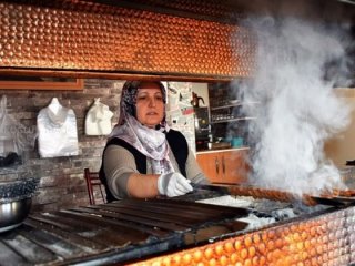 Kocası hastalanınca kebapçı oldu