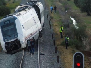 Tren raydan çıktı: Çok sayıda yaralı var..