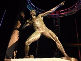 Usain Bolt'un heykeli dikildi