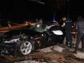 Burak Yılmaz'ın içinde bulunduğu araç takla attı!