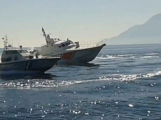 Yunan botları, Türk botları görünce...