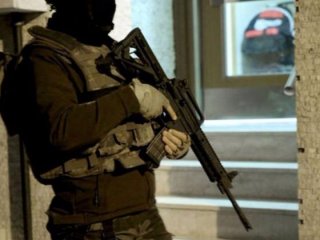 Polisi gören PKK'lı terörist boğazını kesti!