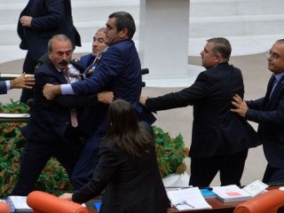 Meclis'te kavga çıktı!
