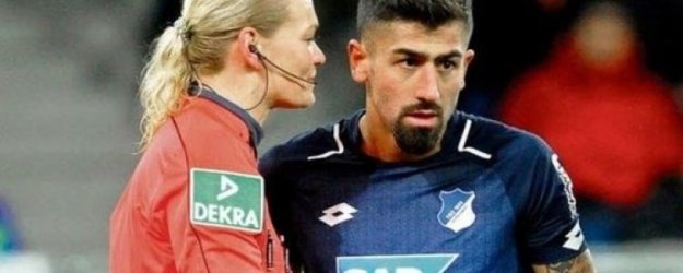 Türk futbolcu alay konusu oldu! Kadın hakem ile...