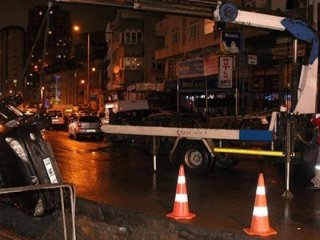 Şişli'de virajı alamayan otomobil kanala düştü!