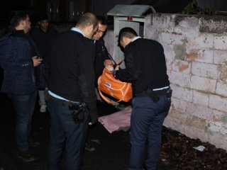 Yeni doğan bebeği çantanın içine bırakıp...