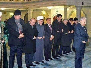 CHP'nin gündeminde Başbakan'ın namaz fotoğrafı var