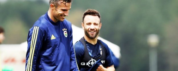 Van Persie tesislerde elektronik sigara içiyor!