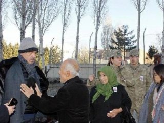 Ilıcalı, paltosunu üşüyen asker babasına verdi