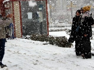 Bu fotoğraf az önce geldi: Lapa lapa kar yağıyor