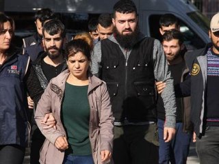 Kahpelikte sınır tanımıyorlar! Kılıktan kılığa giriyorlar..