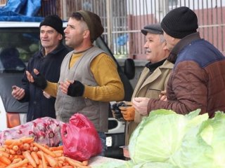 20 yıldır pazarı dua ederek açıyorlar