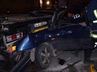 Otomobilde sıkışan sürücü ağır yaralandı