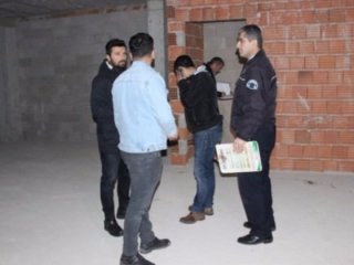 İnşaata giren gençler baygın bulundu!