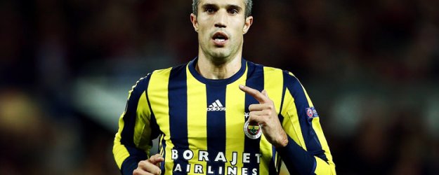 Robin van Persie koptu gidiyor!