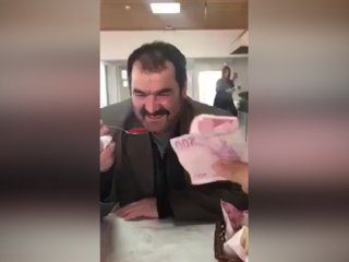 Para için acı biber yiyen adamın acı sonu!