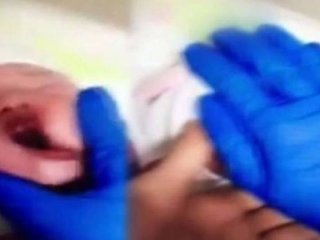 Olay görüntü! Hemşire yeni doğan bebeği...