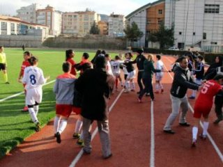 Kadın futbolcular kavga etti, maç tatil edildi
