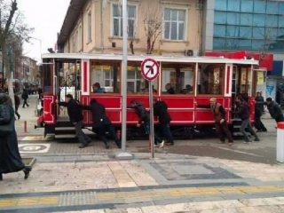 Şu tramvaya bir el atsanız abi!