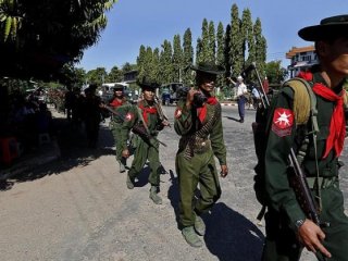 Arakan'da polis protestocuların üzerine ateş açtı