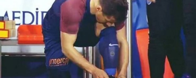 Emre'nin tekmeliğindeki F.Bahçe arması olay oldu!