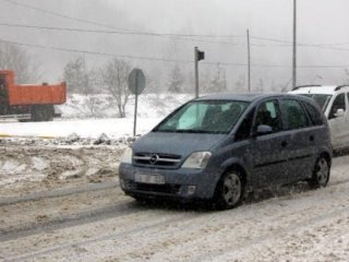 Kar yağışı Bolu'da ulaşımı vurdu!