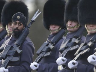 Askeri törende dikkatlerden kaçmayan kare!