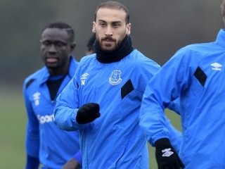 Cenk Tosun'un ilk 11'deki yeri sallanıyor!