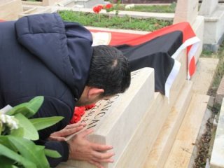 Ümit Özat İlhan Cavcav’ın mezarını öptü