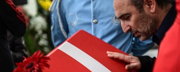 Türk bayrağını öptü diye görevinden aldılar!