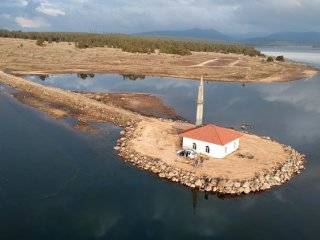 Gölün ortasındaki cami ibadete açıldı