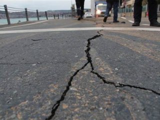 İstanbul'da sabah şoku! Sahil yolu çöktü
