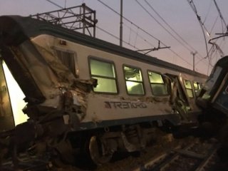 İtalya'da yolcu treni raydan çıktı