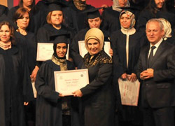 Erdoğan annelere plaket verdi