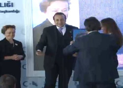 Bağış'ı güldüren plaket kazası