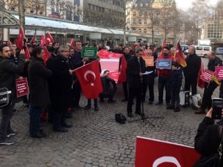 Almanya'da Bonn'lu Türklerden destek gösterisi