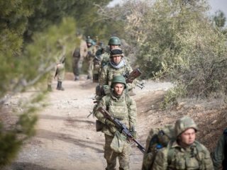 Mehmetçik'in pozu sosyal medyayı salladı!